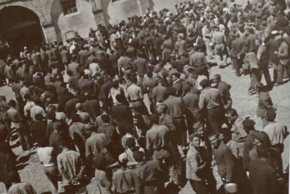 Prisioneros en el interior del campo de concentración de San Pedro de Cardeña (Burgos) (Biblioteca Nacional de España)