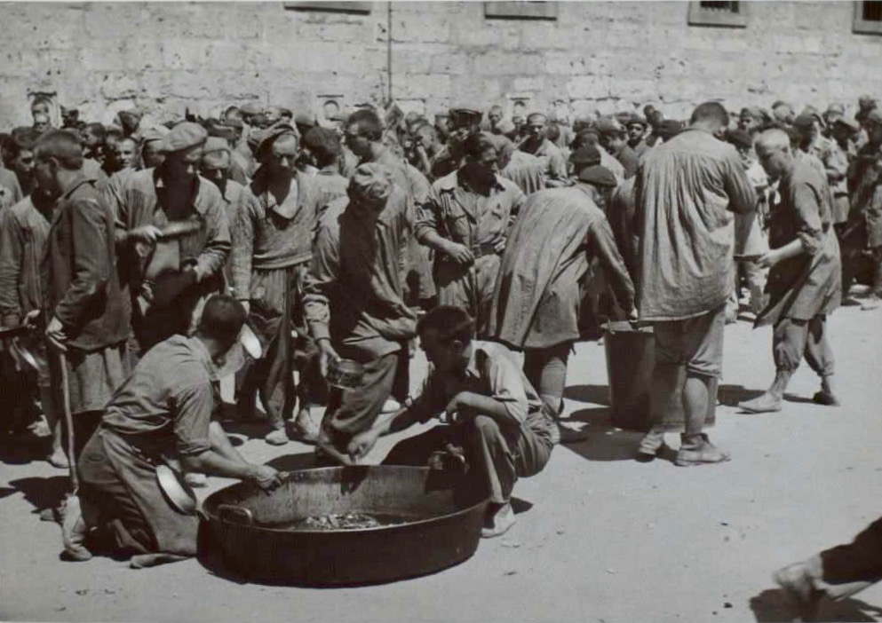 Hora del rancho para los prisioneros del campo de concentración de San Pedro de Cardeña (Burgos) (Biblioteca Nacional de España)