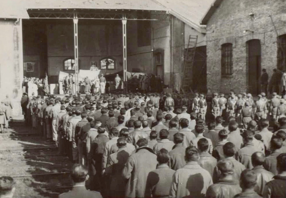 Prisioneros asistiendo a misa en el campo de concentración de Irún en Guipúzcoa (Biblioteca Nacional de España)