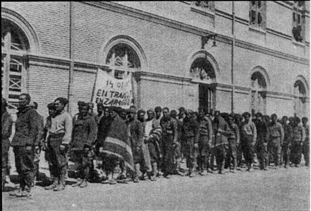 Prisioneros llegando a San Juan de Mozarrifar (Zaragoza) en marzo de 1939 (Blog Todos los rostros)
