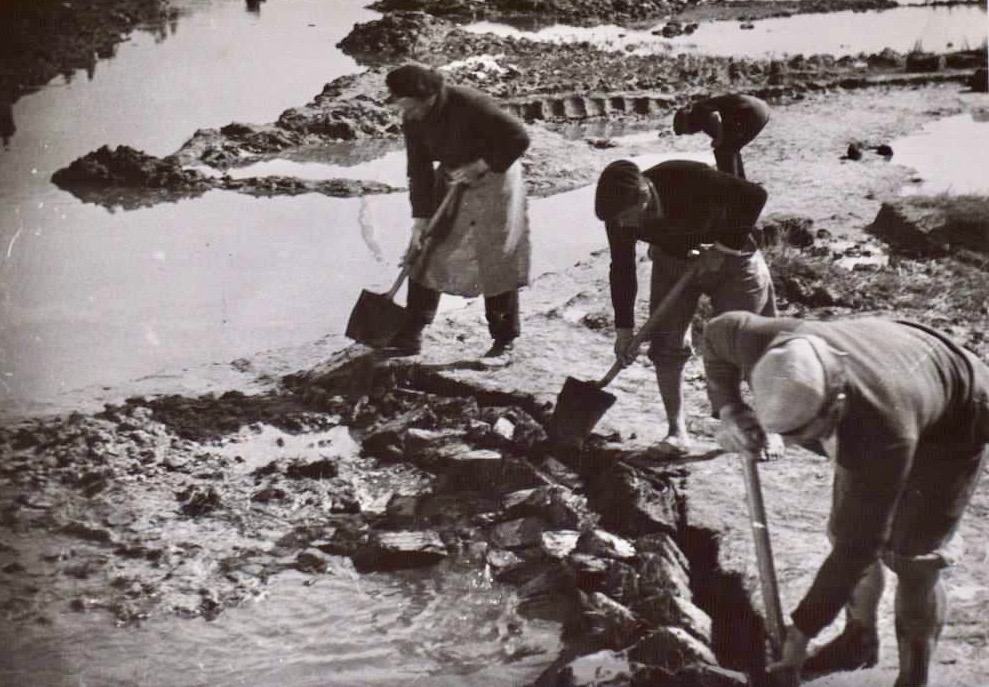 Prisioneros de guerra realizando trabajos forzados en Santoña (Cantabria). Abril de 1938. Desconocemos el campo de concentración en el que estaban confinados (Biblioteca Nacional de España)