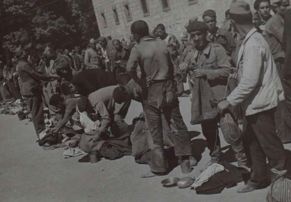 Llegada de nuevos prisioneros al campo de concentración de San Pedro de Cardeña (Burgos). Momento en el que eran cacheados y despojados de sus pertenencias (Biblioteca Nacional de España)